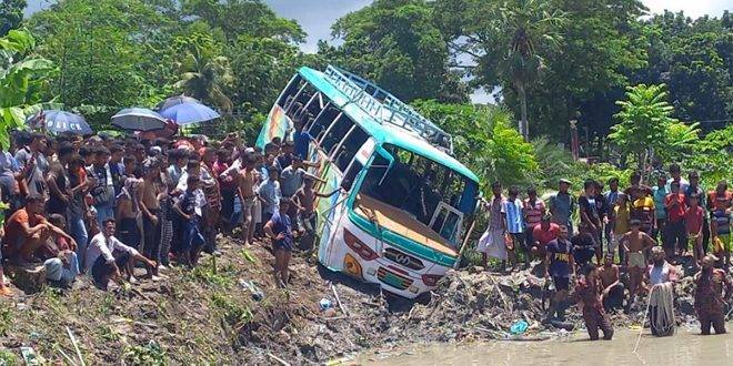 مصرع 13 شخصاً وإصابة 45 آخرين بحادث انقلاب حافلة في بنغلاديش