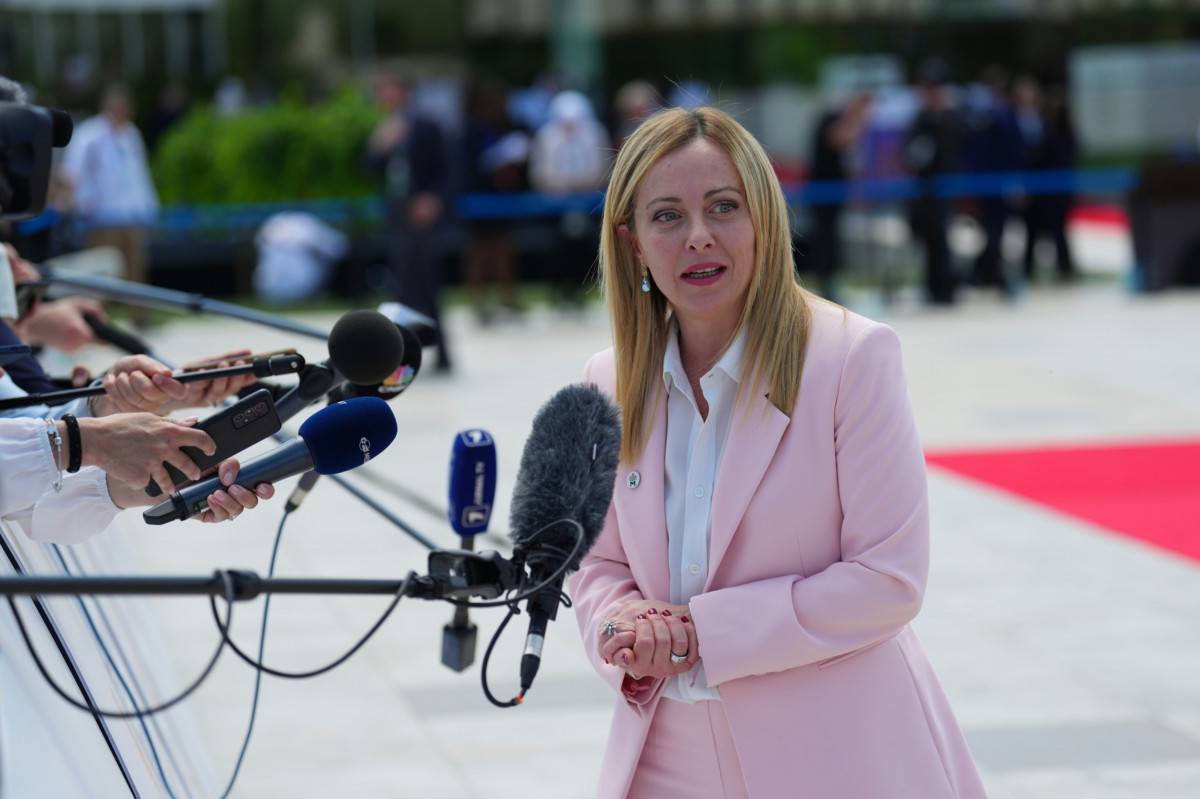 رئيسة وزراء إيطاليا: التدفقات غير الشرعية للمهاجرين تضر الجميع