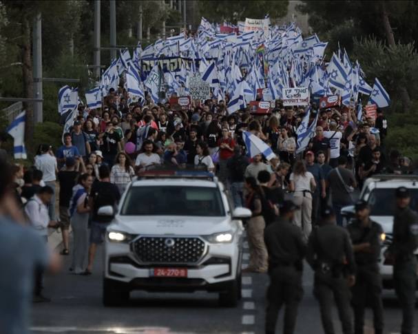 الشرطة الإسرائيلية تفرق متظاهرين أغلقوا الطريق إلى الكنيست