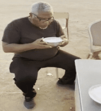 شاهد سائح أمريكي يتذوق حليب النياق بجدة