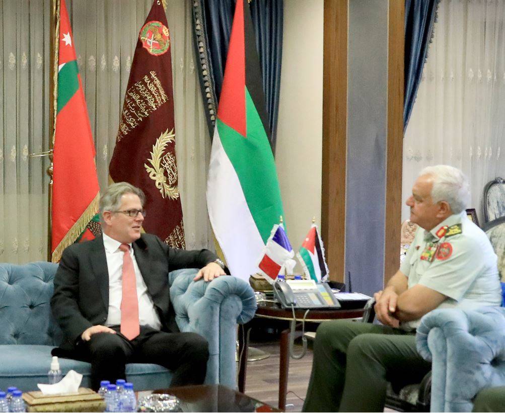 الحنيطي يستقبل السفير الفرنسي في عمّان ووفداً عسكرياً بريطانياً