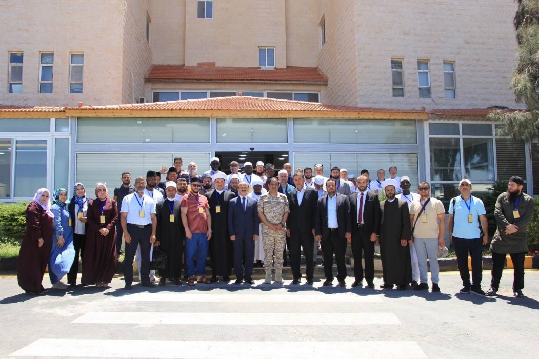 وفد من الدورة العلمية الدولية للأئمة يزور كلية الدفاع الوطني