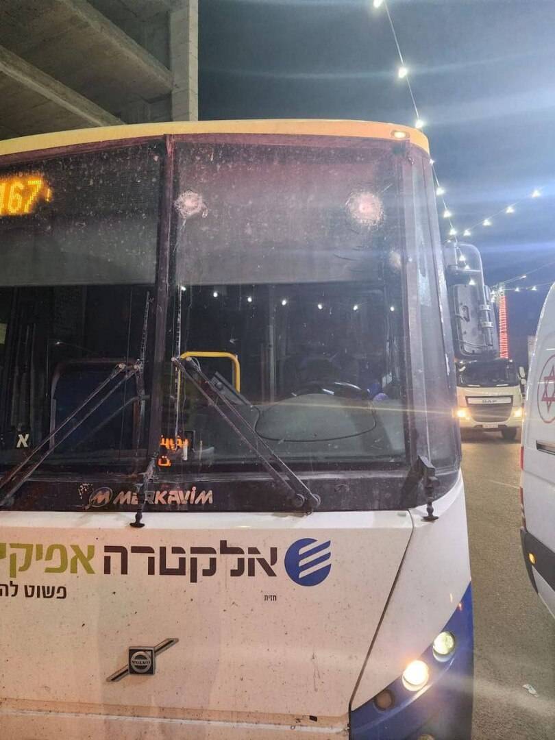 فلسطين ..إطلاق للنار على حافلة مستوطنين عند بلدة حوارة جنوب نابلس_صور