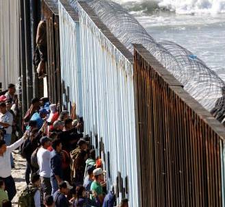 واشنطن تتهم تكساس بمحاولة إغلاق الحدود مع المكسيك