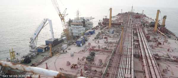 الأمم المتحدة تبدأ سحب النفط من الناقلة صافر