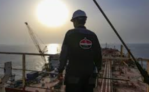 الأمم المتحدة : بدء سحب النفط من ناقلة نفط مهجورة بميناء الحديدة