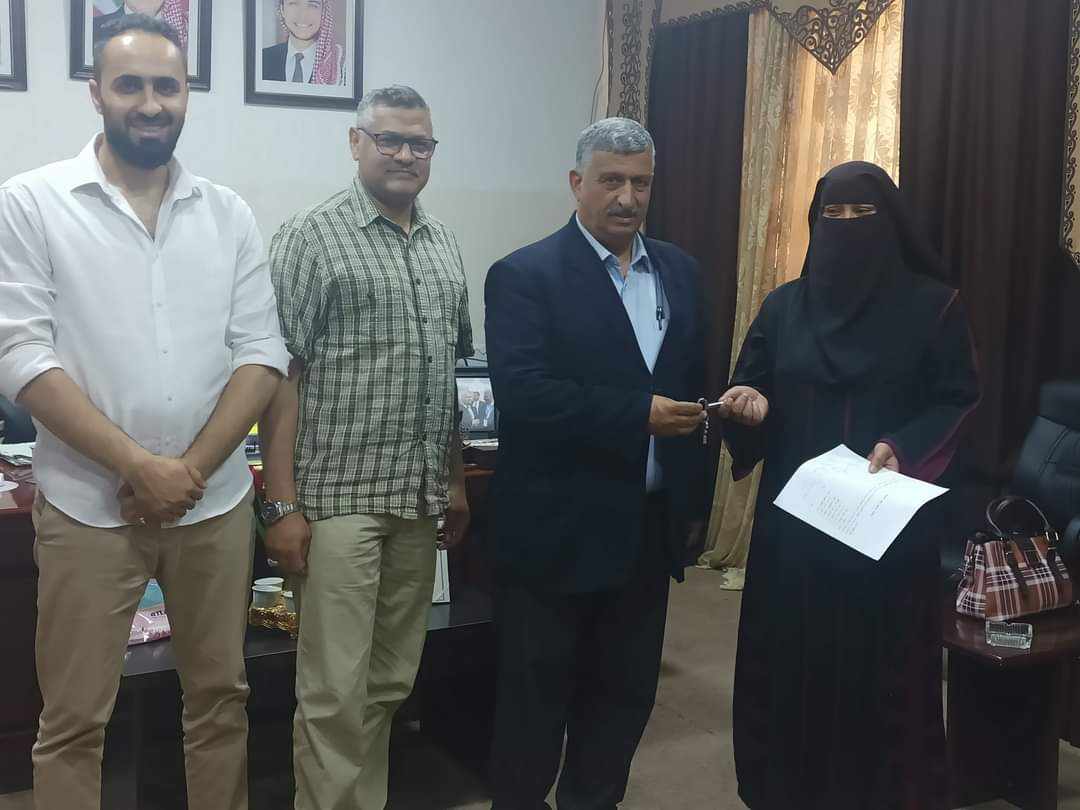 السرحان يسلم مفاتيح الملعب الخماسي في بلدة المطله...صور