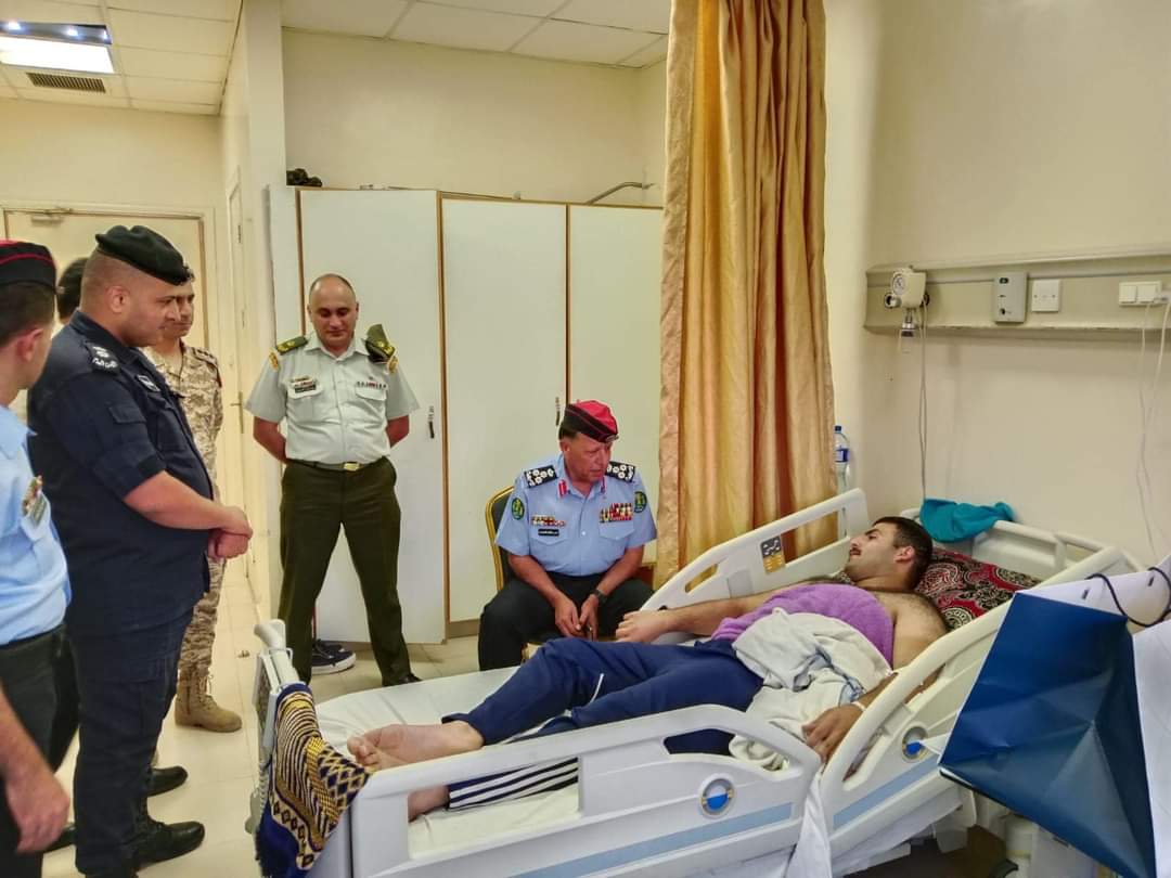 مدير شرطة إربد يزور الشرطي المومني