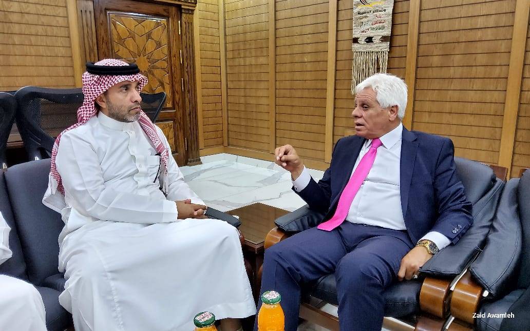 رئيس بلدية السلط الكبرى و رئيس هيئة التراث السعودية يبحثان سبل التعاون للحفاظ على التراث