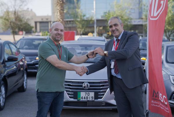 المعاصرة لتزويد المعدات تسلم أسطول مركبات إم جي لشركة إيفيس”Avis Car Rental” لتأجير السيارات السياحية في الأردن