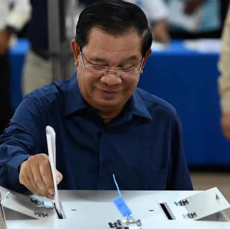 رئيس وزراء كمبوديا يستقيل ويسلم السلطة إلى نجله