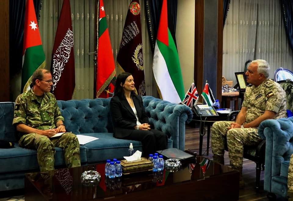 رئيس هيئة الأركان المشتركة يستقبل السفيرة البريطانية