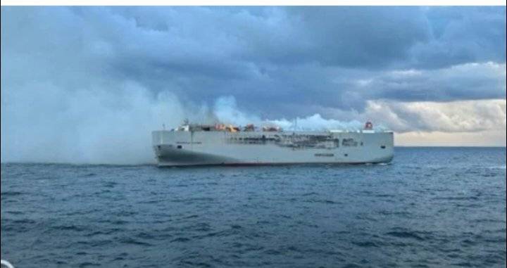 اشتعال النار في سفينة تنقل 3 آلاف سيارة لمصر قبالة ساحل هولندا