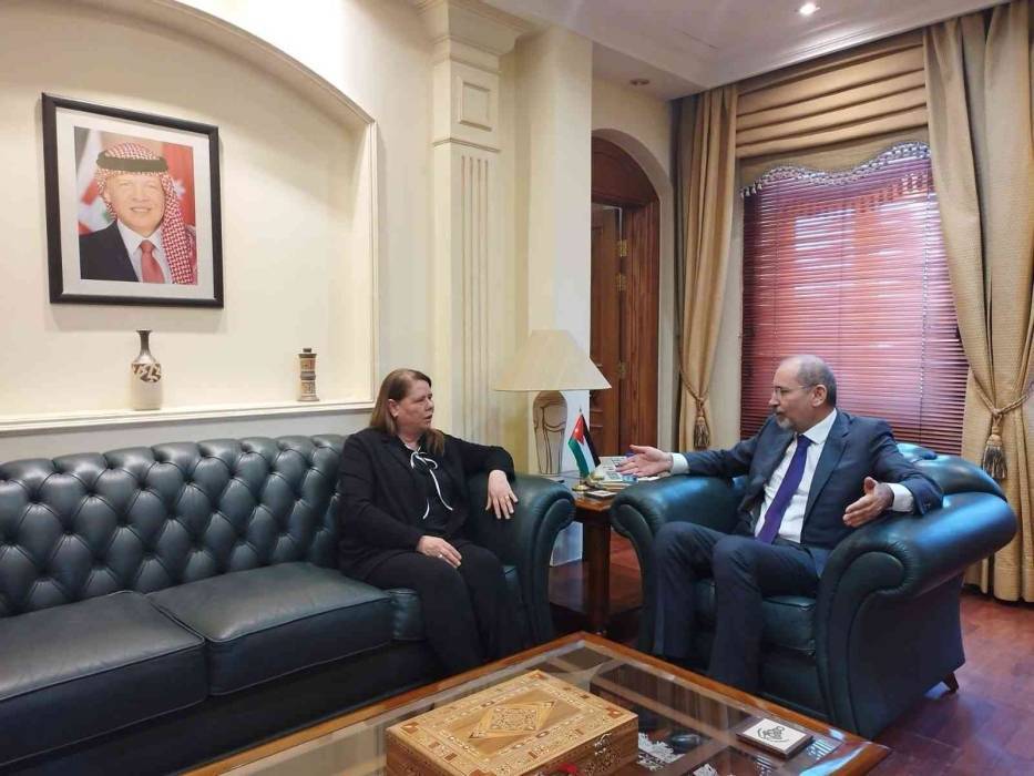 الصفدي يلتقي زوجة الأسير والقيادي في حركة فتح مروان البرغوثي