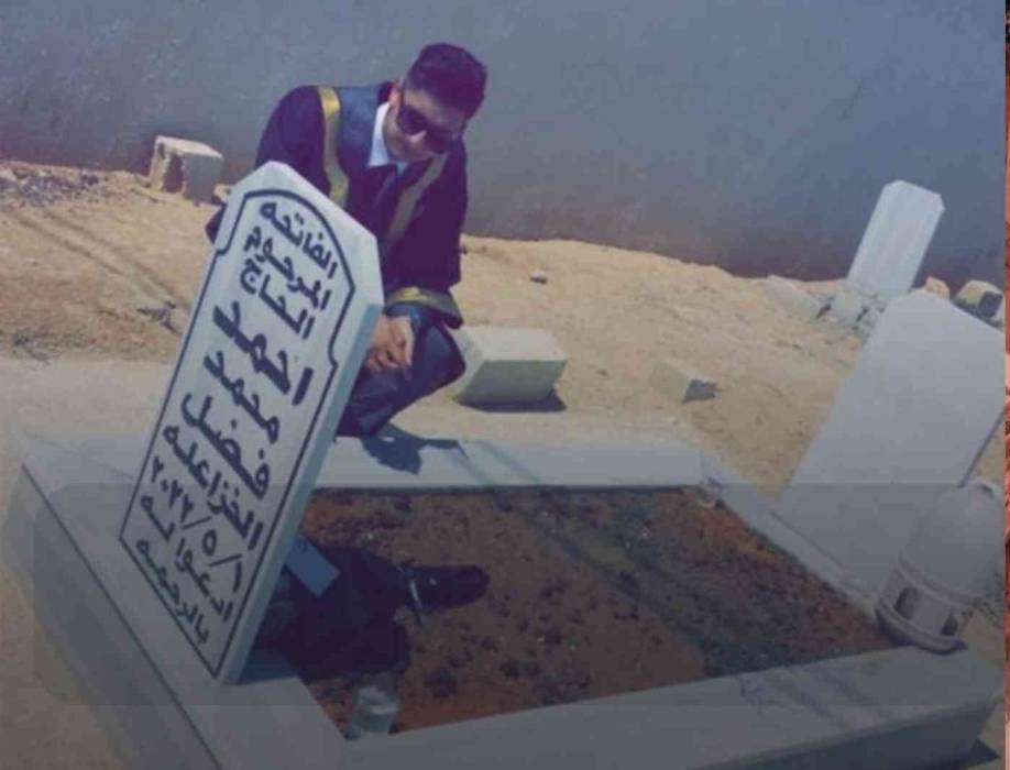 صورة بألف كلمة.. خريج جامعة يهدي نجاحه لروح والده