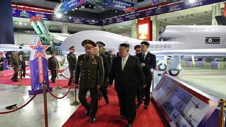 زعيم كوريا الشمالية يكشف أمام وزير الدفاع الروسي سلاحا مميزا لم يعرض من قبل