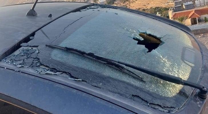 شاب ينجو من رصاصة طائشة وتحطم مركبته في وادي موسى