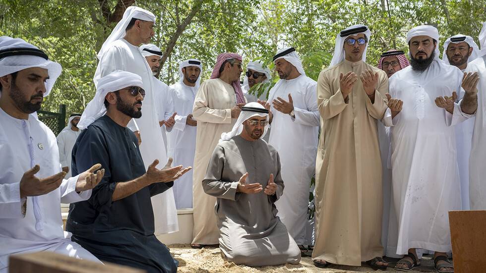 محمد بن زايد  خلال مراسم دفن جثمان سعيد بن زايد (صور)