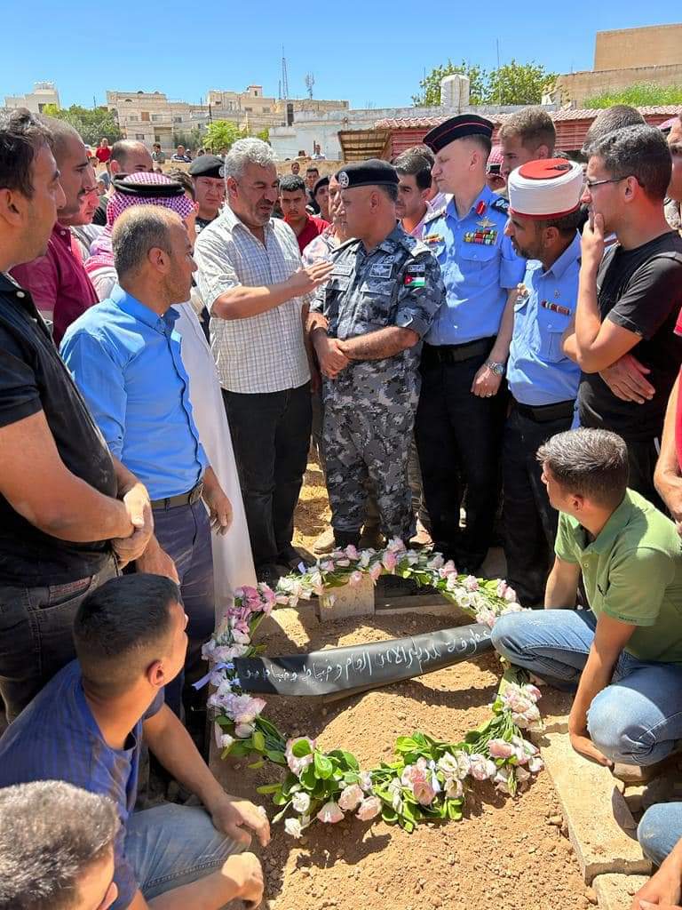 العميد اشرف العمريين يشارك في تشييع جثمان العريف محمد  الخوالدة...صور