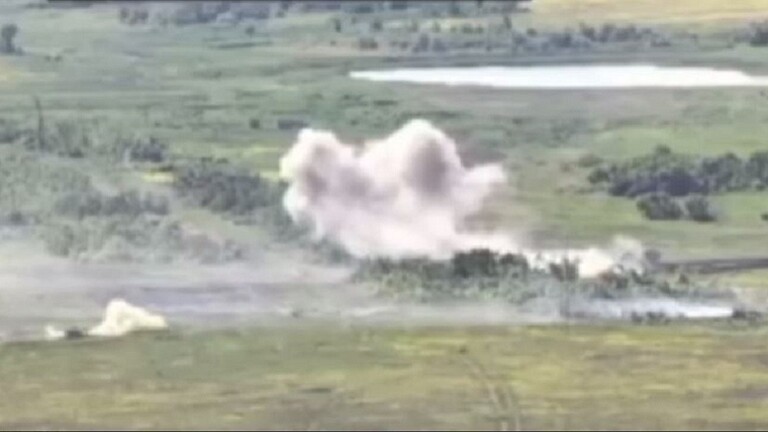 طاقم دبابة روسية يواجه رتلا من المدرعات الأوكرانية