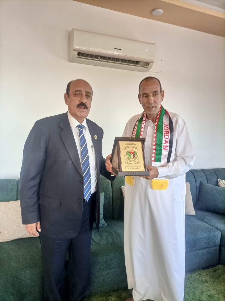 الباشا الشوبكي يتفقد أحوال عدداً من المتقاعدين العسكريين و يزور مستشفى الأمير الحسين بن عبدالله ...صور