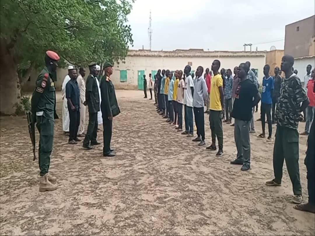 العميد محجوب بالفرقة 18 مشاة يتفقد معسكر المستنفرين بتندلتي بالسودان