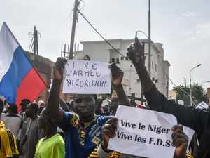 متظاهرون يرفعون علم روسيا على سفارة فرنسا في النيجر