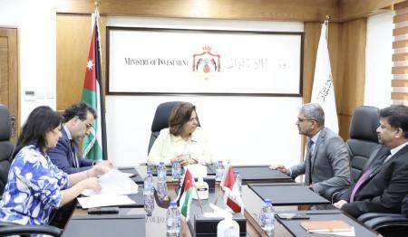 وزيرة الاستثمار تلتقي السفير الكندي