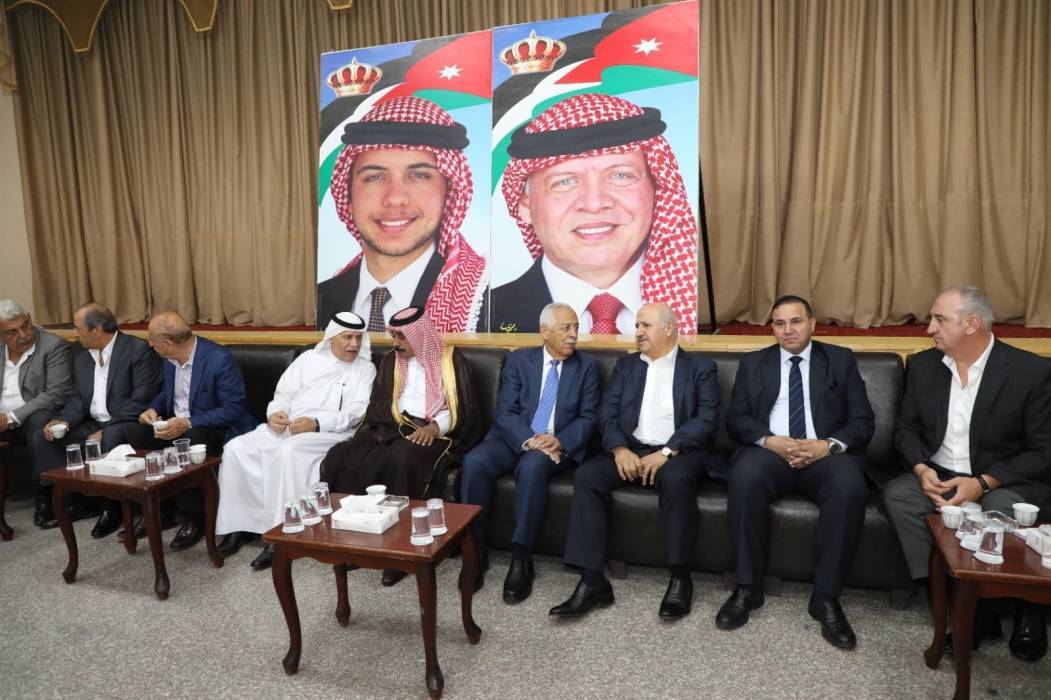 العيسوي ينقل تعازي الملك وولي العهد إلى عشيرة العكروش