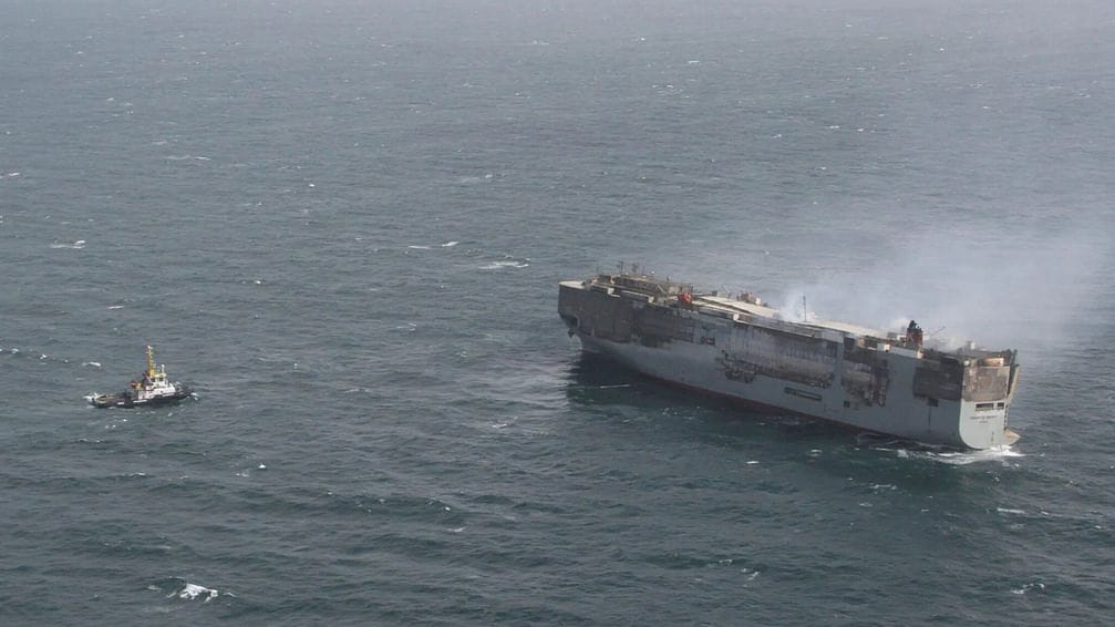 قطْر سفينة شحن سيارات مشتعلة قبالة هولندا