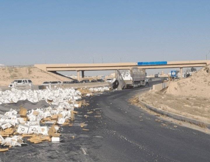 سقوط حمولة شاحنة يغلق طريق الزرقاء  المفرق