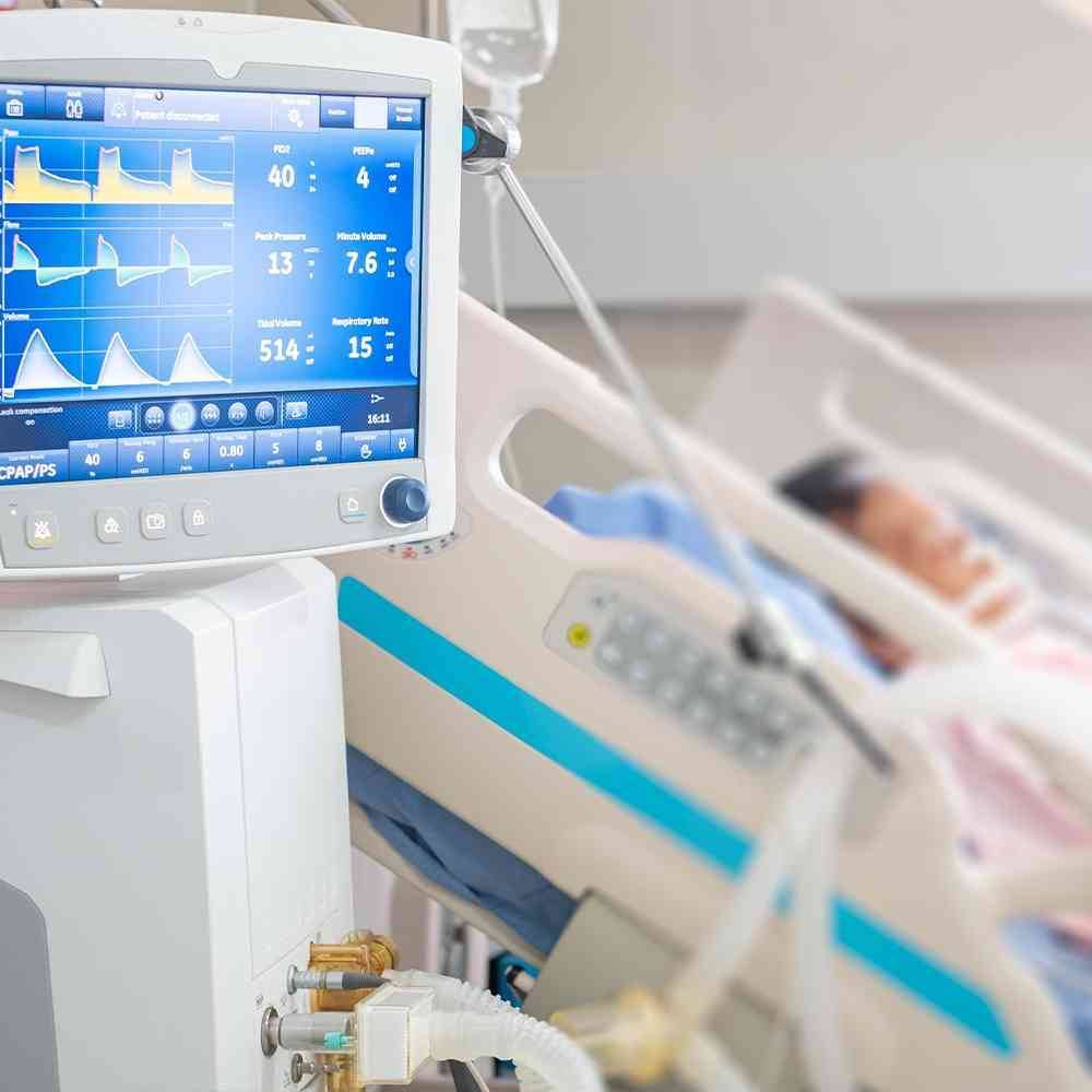 الأردن.. عامل بالعناية الحثيثة إثر سقوطه من قلاب