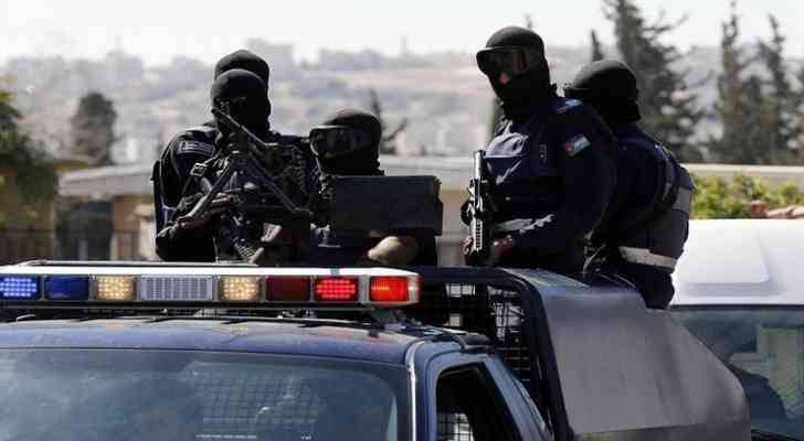 مطلوبان بقبضة الأمن بعد مداهمتهما في الرمثا