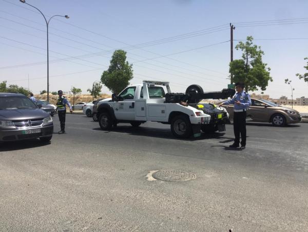 تدهور مركبة باتجاه شارع الأردن