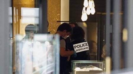 باريس .. عصابة بملابس أنيقة تسرق مجوهرات بقيمة 15 مليون يورو