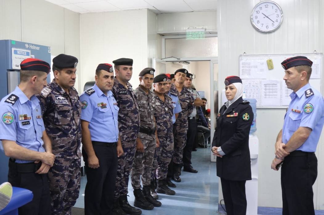 نشامى الأمن العام يهبون لتلبية احتياج طفلة من الدم في مركز الحسين...صور