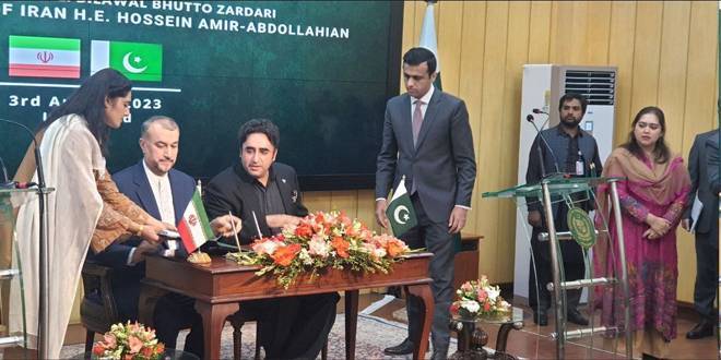 إيران وباكستان توقعان 4 وثائق ومذكرات تعاون في مجالات عدة