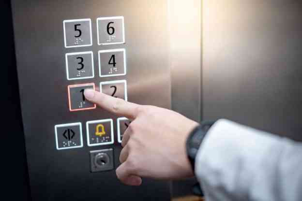 ماذا تفعل لو تعطل المصعد أثناء وجودك داخله؟