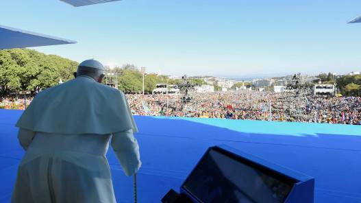 البابا فرنسيس يترأس درب الصليب في لشبونة أمام 800 ألف شاب