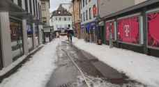 بلدة ألمانية تزيل الثلوج من شوارعها خلال شهر آب