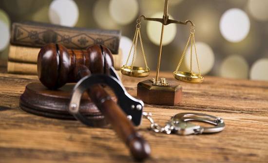 الاشغال المؤقتة ثلاث سنوات لسارق حقيبة سيدة بداخلها 6 دنانير وهاتف