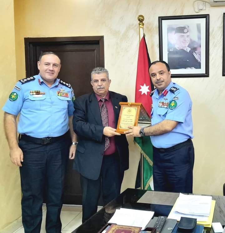 مدير تربية لواء الرمثا يُكرم العقيد عمر الجبور