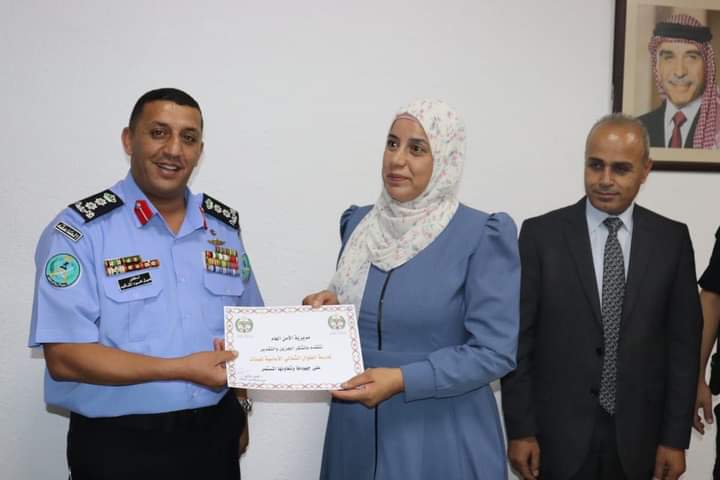 مدير شرطة غرب البلقاء يفتتح معرض صور توعوي