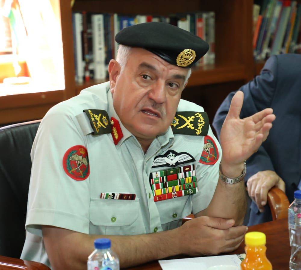رئيس هيئة الأركان المشتركة يزور منزل الباشا الطبيب رامي فراج معزياً بوالدته