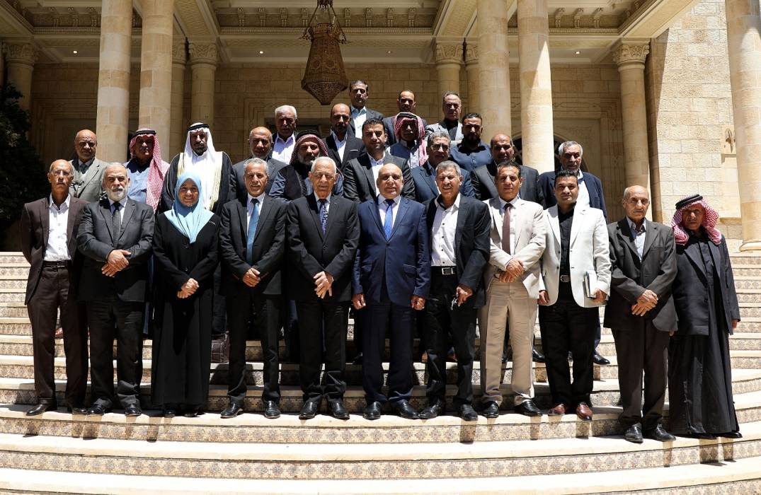 العيسوي يلتقي مجموعة من الأطباء  صور