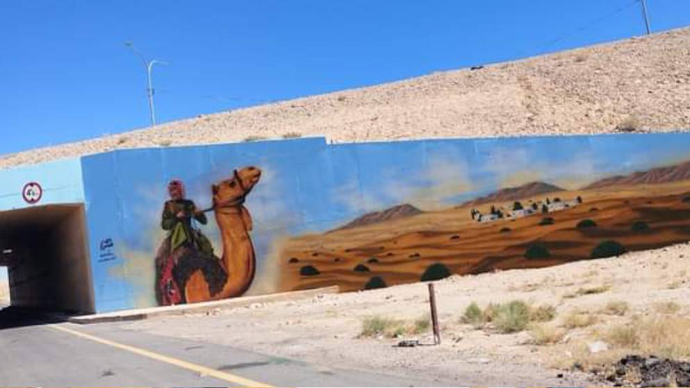 جدارية على الطريق الصحراوي بالحسا تجسّد الحياة البدوية