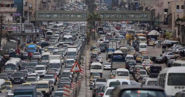 اصابتان وازدحامات مرورية بحادثي تدهور في عمان
