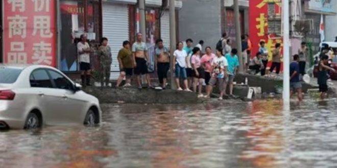 مصرع 33 شخصاً جراء الفيضانات في بكين