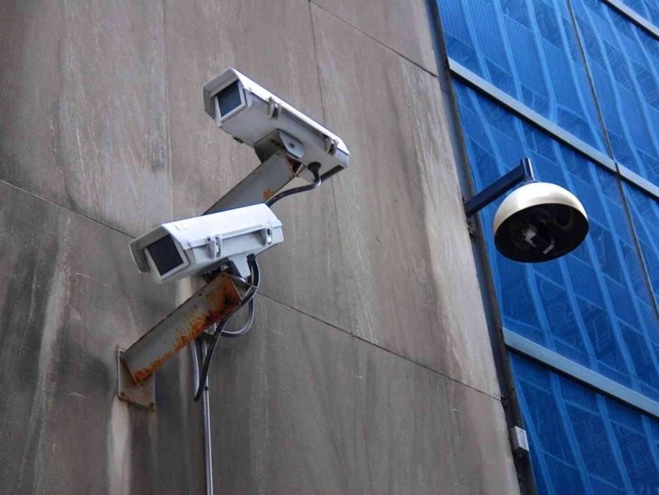 كاميرات مراقبة تكشف سرقة.. والصدمة بمن ارتكبها