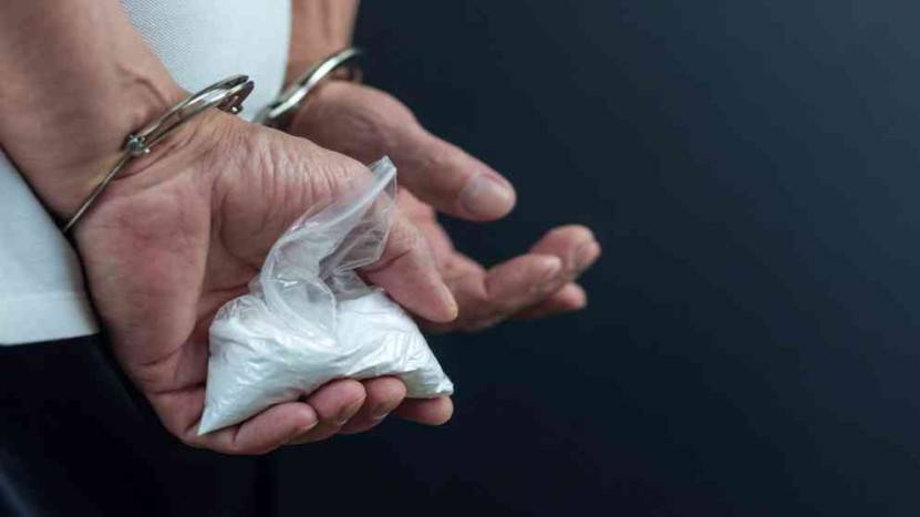 مكافحة المخدرات تضرب من جديد.. القبض على مروج يشكل عصابات